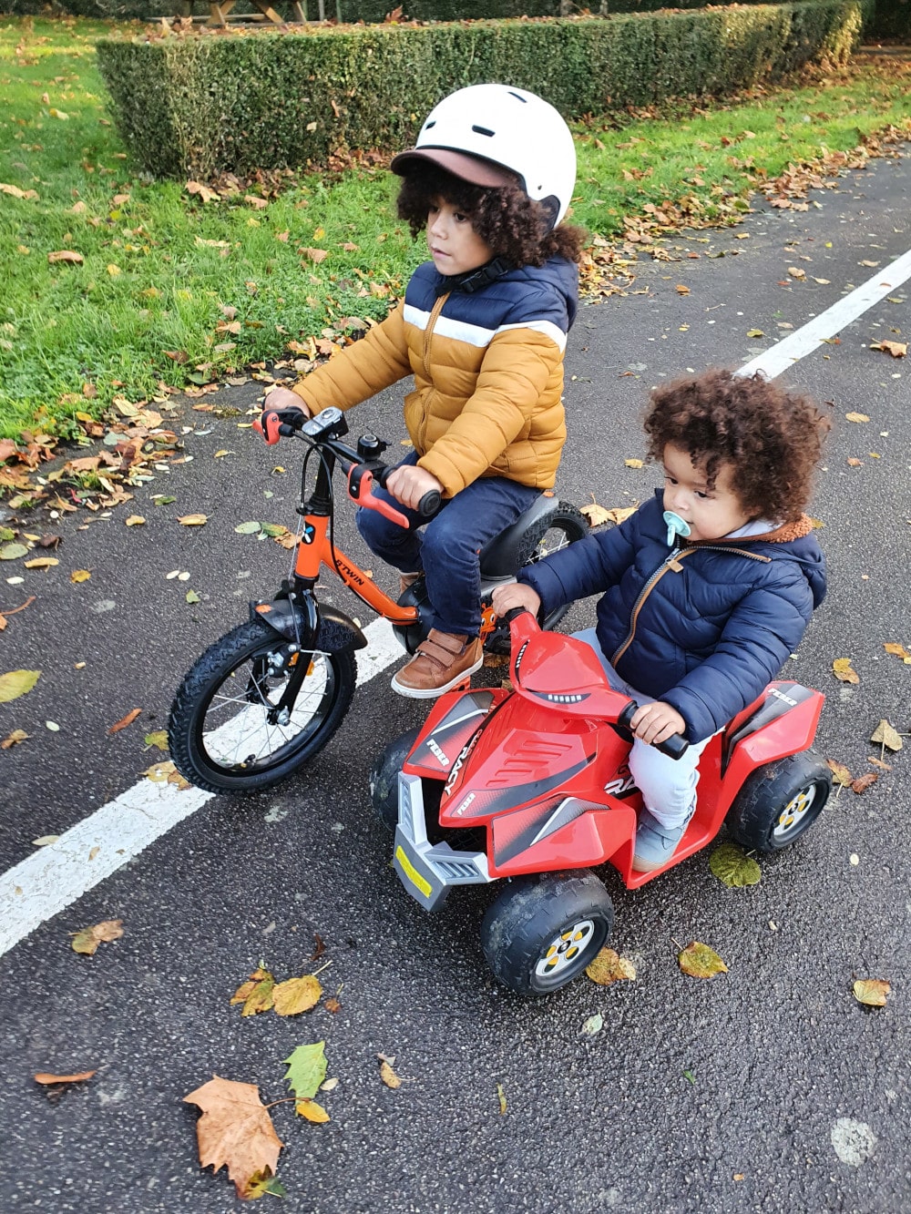 Siloê et Adao côte-à-côté sur leur bolide